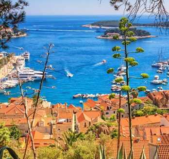 Eine Küstenstadt mit Gebäuden und Blick auf das Meer.