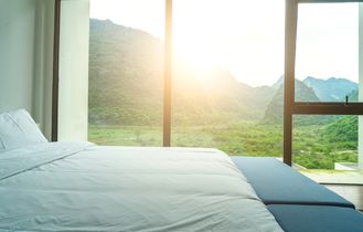 Bett vor Landschaft