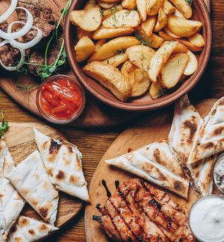 Skandinavisches Buffet mit Fisch und Brot