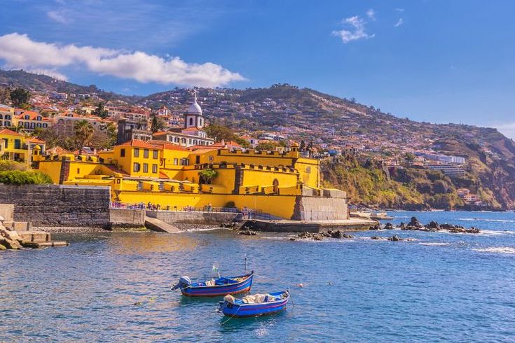 Eine Hafenstadt mit bunten Gebäuden und einem Schiff.