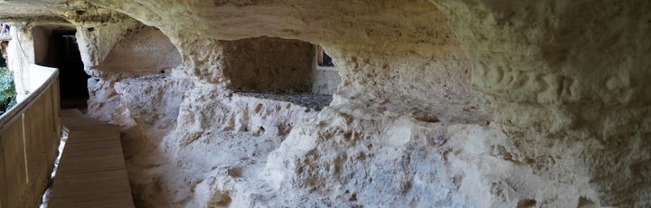 Blick auf die Felsenhöhle von Aladja.