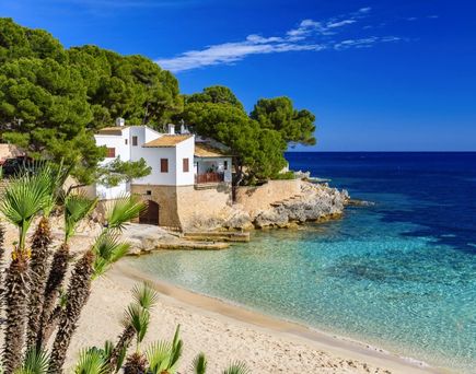 Eine Bucht mit türkisfarbenem Wasser und einem Sandstrand.