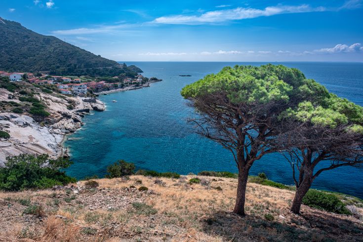 Blick auf die Küste von Pomonte aus einer Anhöhe aus.