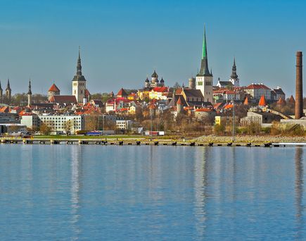Blick auf die Stadt Tallinn vom Wasser aus