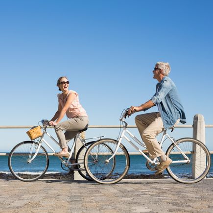 Paar Fahrräder Strandpromenade