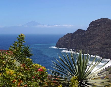 Eine Küstenlandschaft mit Bergen und einem Hafen.