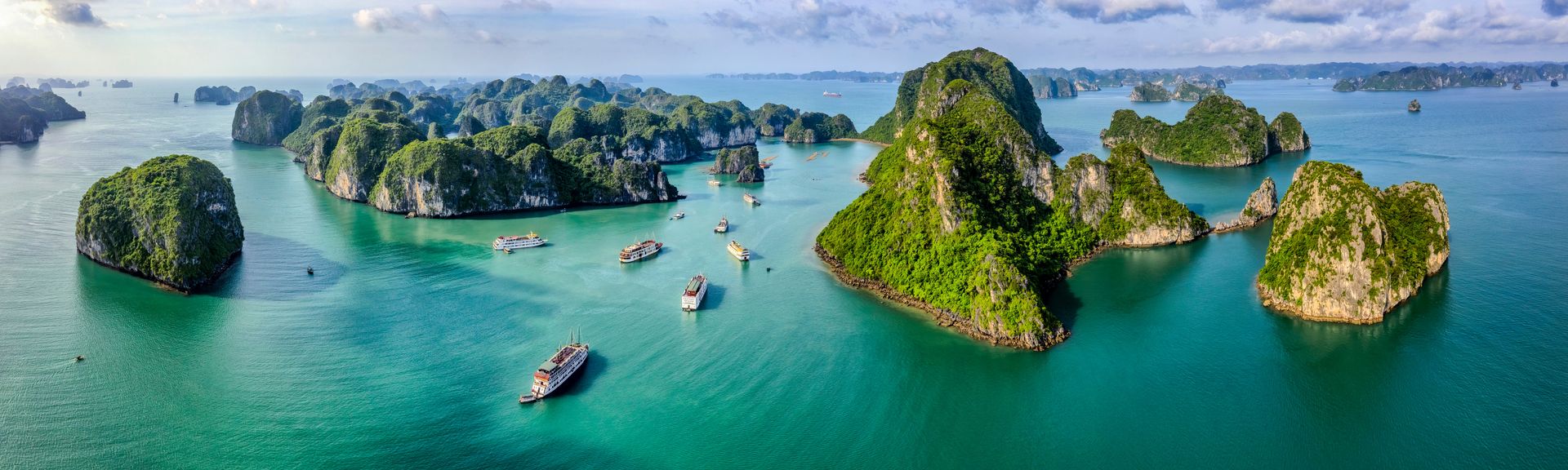 Asiatische Landschaft mit Meer und Kreuzfahrtschiffen