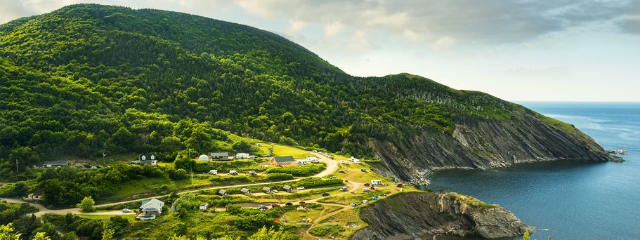 Blick auf den grünen Meat Cove Campground 