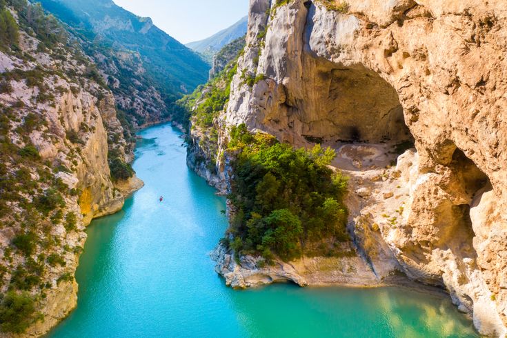 Blick auf die Schlucht von Verdon bei blauem Himmel.