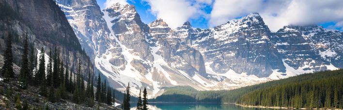 See mit Bergen im Hintergrund in Kanada
