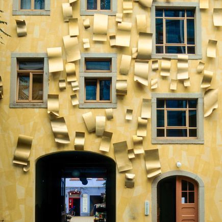 Goldene Fassade mit Metallspiegeln im „Hof des Lichts“ 