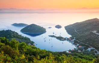 Eine Luftaufnahme einer Insel mit türkisfarbenem Wasser.