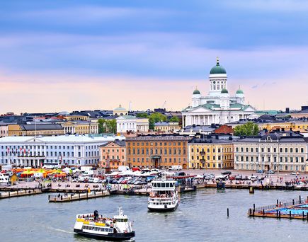Blick vom Hafen aus auf die Stadt Helsinki mit der Kathedrale und dem Marktplatz