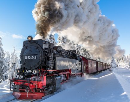 Auch im Winter fährt die Dampflok durch den Harz