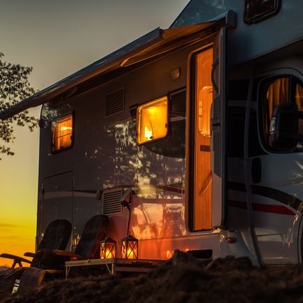 Camper im Sonnenuntergang