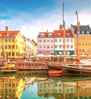 Bunte Häuser mit viel Geschichte und alte Schiffe am Nyhavn