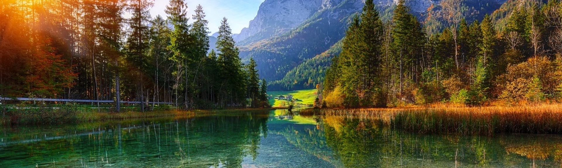 Geroldsee in Bayern. Umgeben von hohen Tannen, Bergen und blauem Himmel.