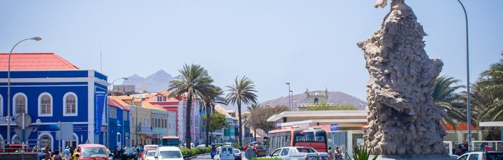 Blick auf die Straße mit Häusern auf der Insel Sao Vicente in Mindelo