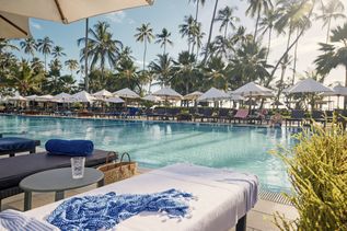 Hotel TUI Blue Zanzibar Blick auf Pool und Poolliege