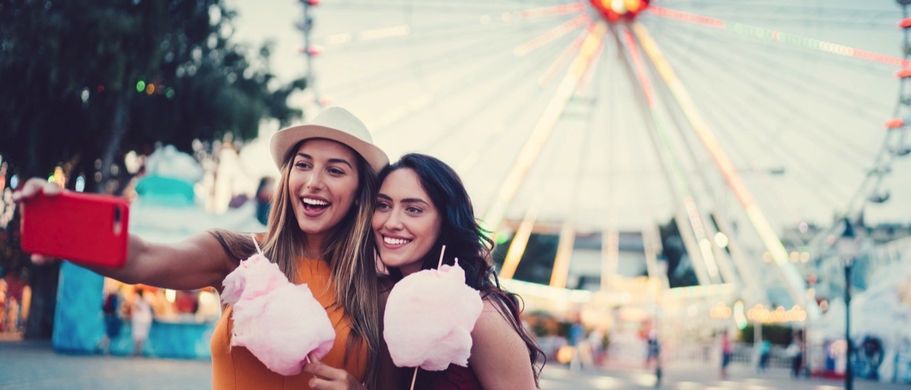 Frauen vor dem Riesenrad mit Zuckerwatte