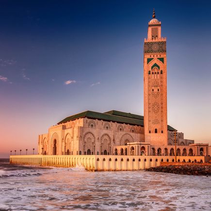 Hassan Mosche und Minarette in Abenddämmerung