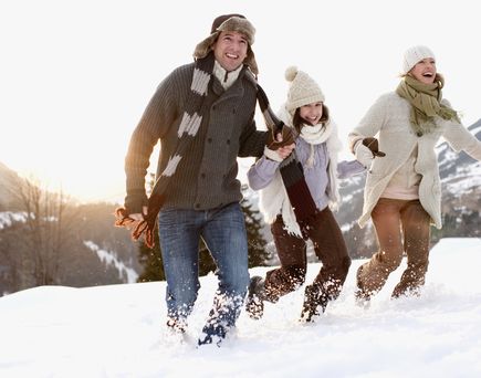Familie spielt im Schnee