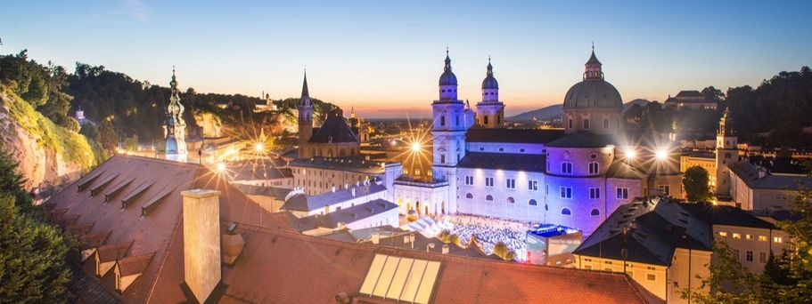 Die Festung Hohensalzburg auf einem Hügel über der Stadt Salzburg bei Nacht.