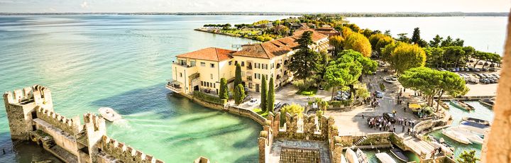 Eine Luftaufnahme einer Insel mit einer Burg.