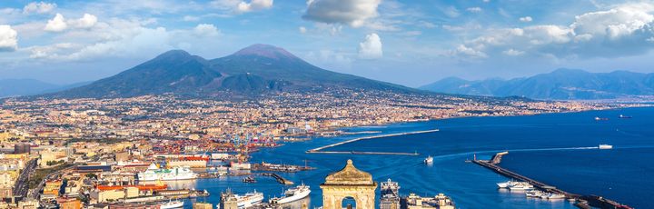 Blick auf Neapel und den Vesuv im Hintergrund