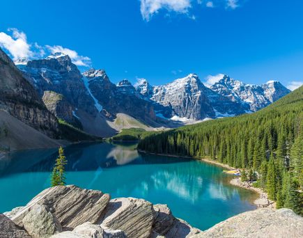 Blick auf den LAke Moraine, türkises Wasser und schneebedeckte Berge im Hintergrund