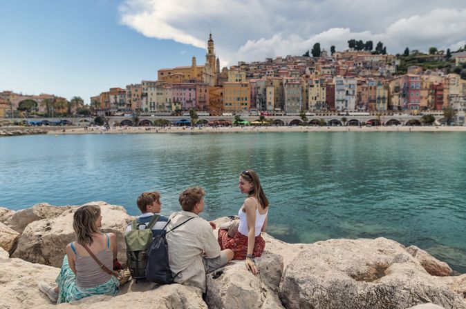 Familie Macht Urlaub in Europa und sitzt am See