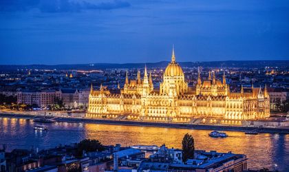 Blick auf Budapest Parlament beleuchtet bei NAcht 