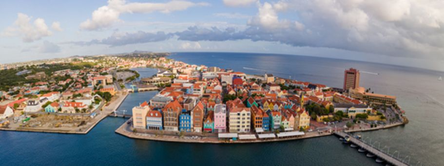 Eine Luftaufnahme einer Küstenstadt mit einer Halbinsel und dem Meer.