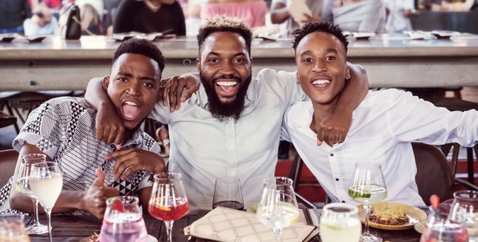 Menschen beim Essen in Südafrika