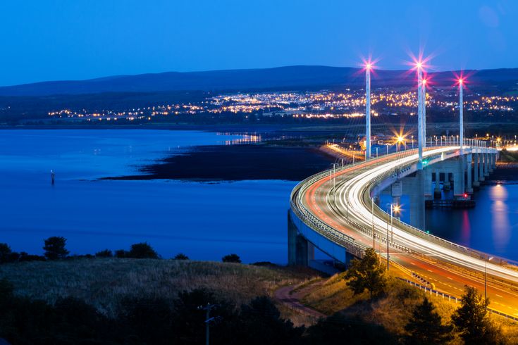 Blick auf die Kessock Bridge bei Dämmerung.
