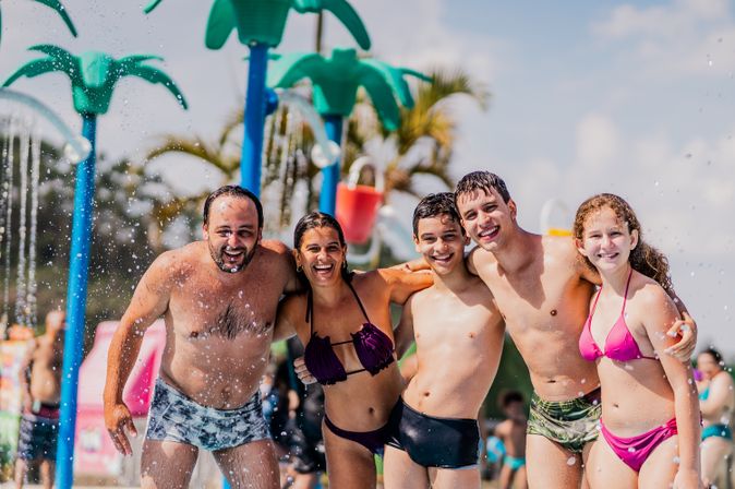 Familie am Pool