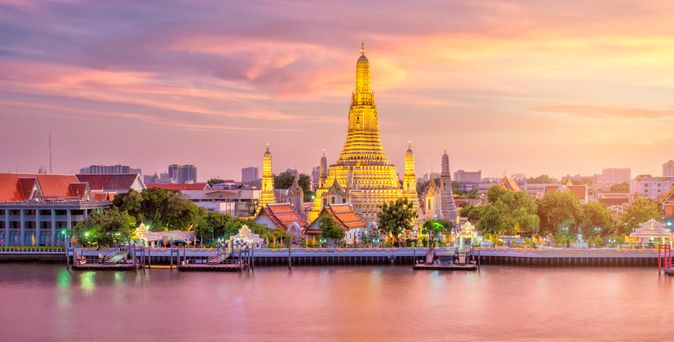 Wat Arun Tempel in der Dämmerung in Bangkok, Thailand