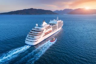 Kreuzfahrtschiff auf offenem Meer