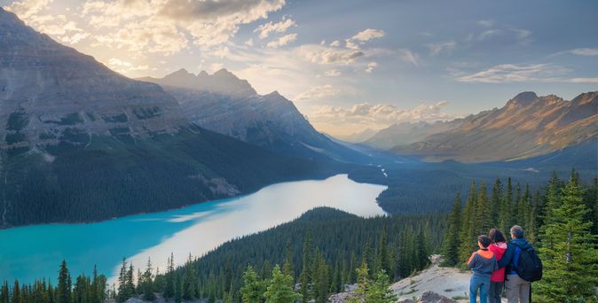 Familie beim Sonnenuntergang  über See Peyto in Kanada