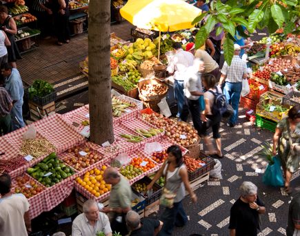 Ein Markt voller Menschen in Madeira