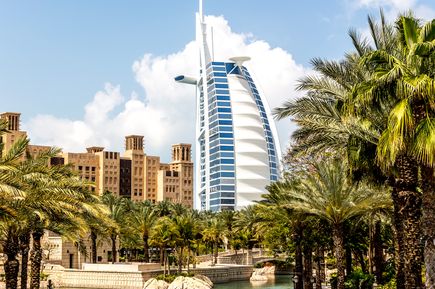 Das Burj Al Arab Hotel in Dubai, mit einer künstlichen Insel und Gärten.