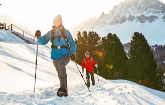 Pärchen auf einer Wanderung durch den Schnee