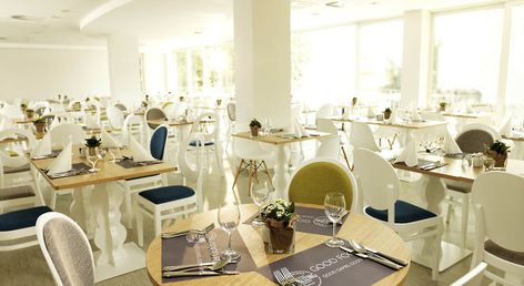 Socializing Hotel Mirna