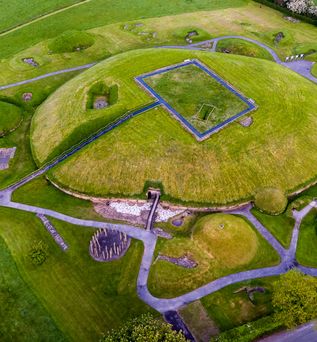 Sonnenaufgang über Knowth, Boyne valley