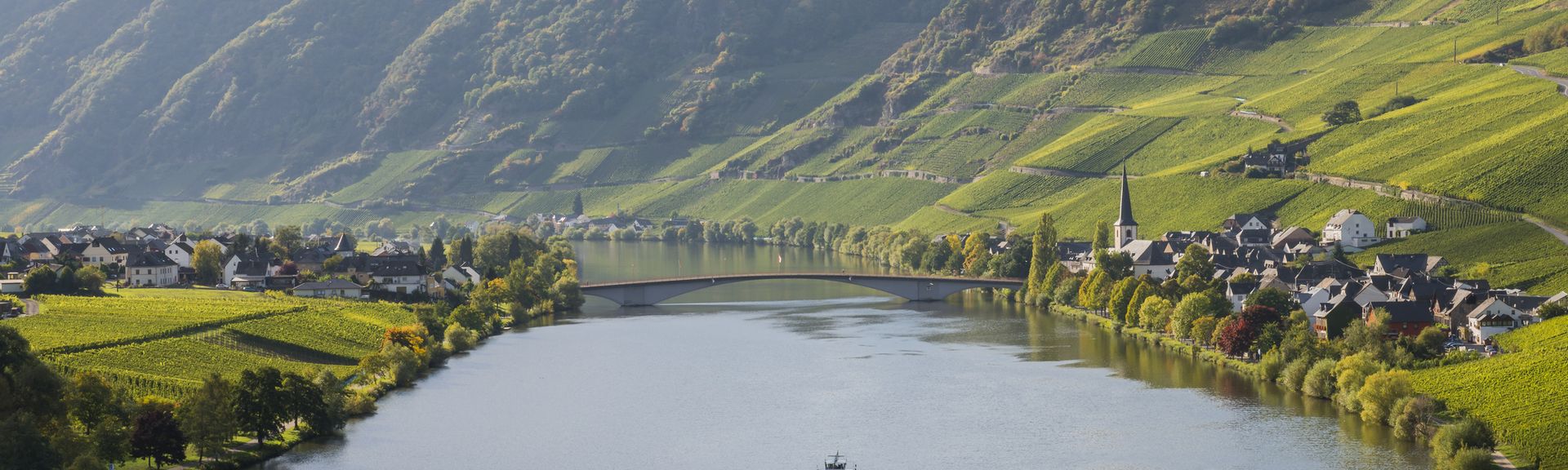 Panorama einer Landschaft mit einem Fluss