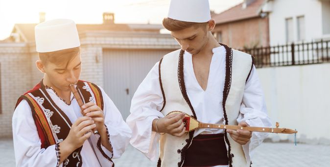  Musikanten in traditioneller albanischer Kleidung