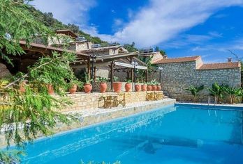 Stone Village Petrino Horio