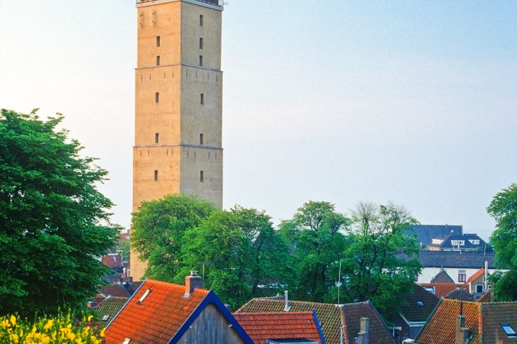 Ein Turm auf einem Hügel mit einem roten Dach.