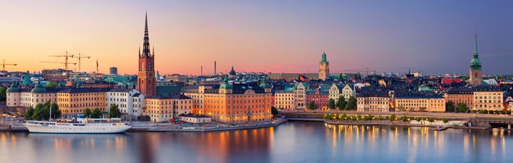 Blick über das Wasser hin zu den imposanten Gebäuden Stockholms. 