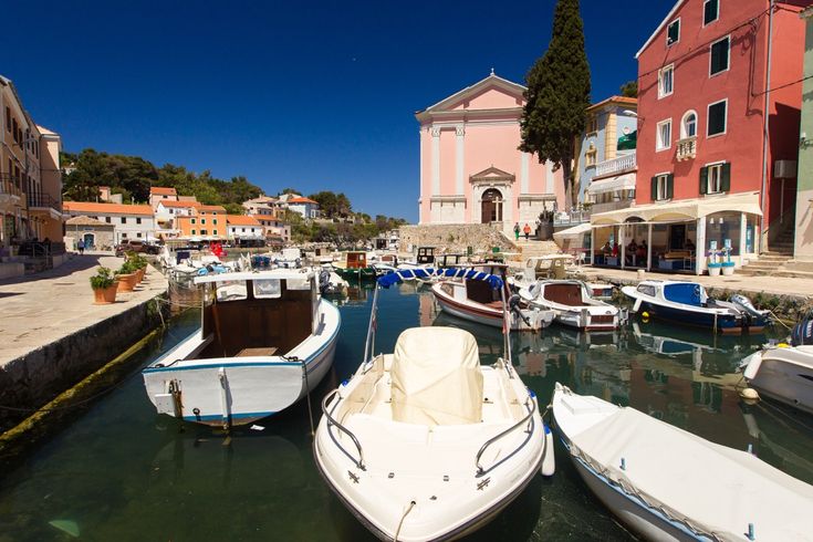 Eine Hafenstadt mit bunten Gebäuden und Booten am Wasser.